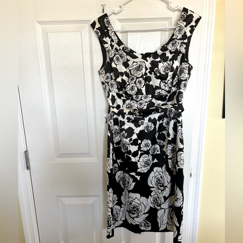 Size 8 White House Black Market silk knee length dresss